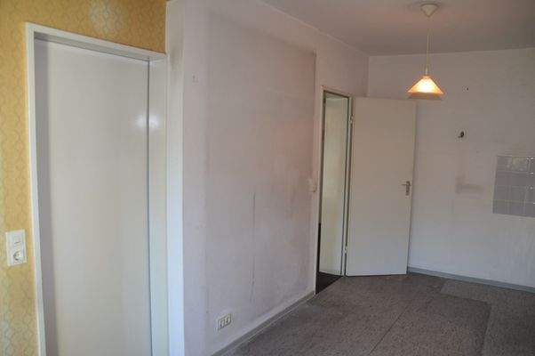 Teilansicht Küche mit Blick zum Flur