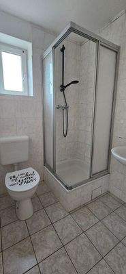 Badezimmer mit Dusche