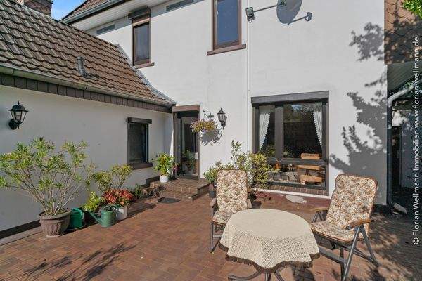 Wind- und sichtgeschützte Sonnenterrasse vor dem Wohn- und Esszimmer ... 