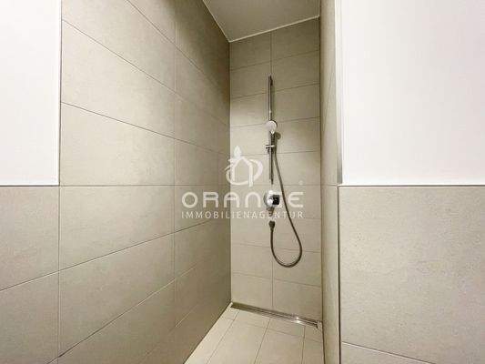 ...das Gästebad mit geräumiger Dusche