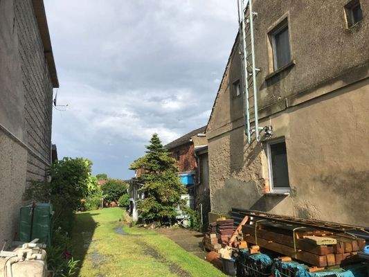 Blick von der Toreinfahrt bis zur Scheune