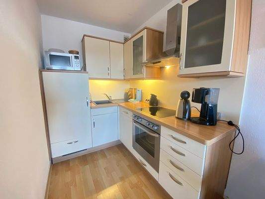 .. gut ausgestatteter Einbauküche.