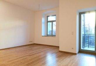 Wohnzimmer mit offener Küche und Fußbodenheizung