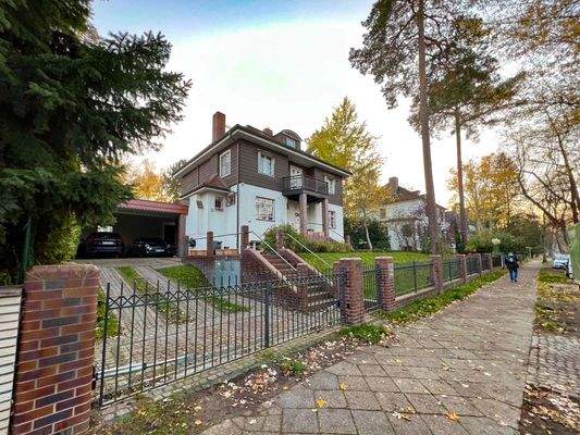Ansicht halblinks mit Carports