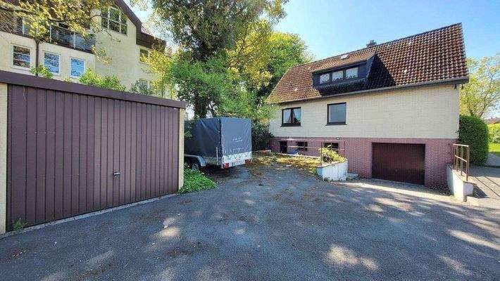 Haus von hinten mit Garagen