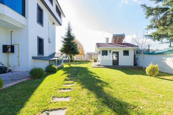 Stunning Homes in İstanbul with Private Pool and Garden