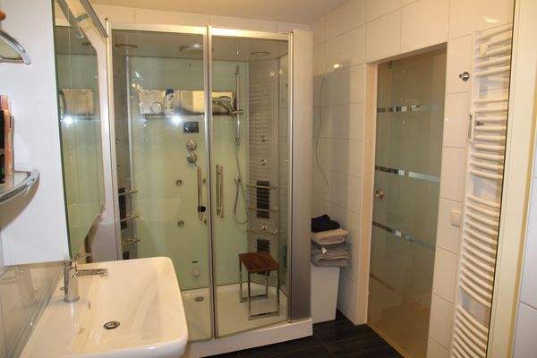 Blick durchs Badezimmer