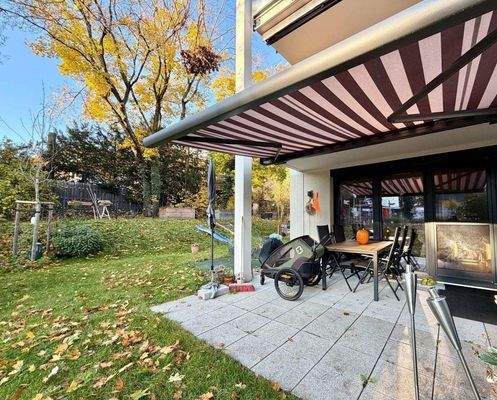 Terrasse mit elektrischer Markise