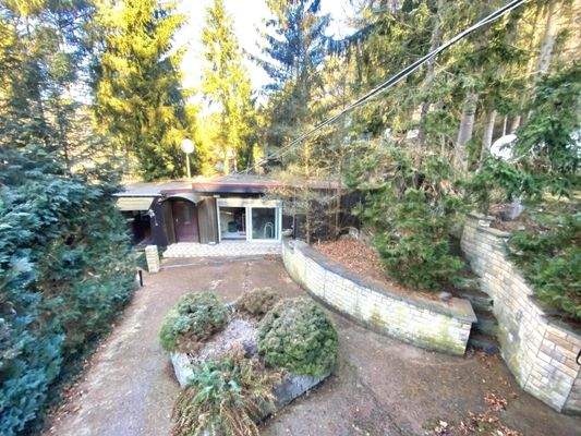 Blick auf das Nebengebäude,  Zugang und Poolhaus