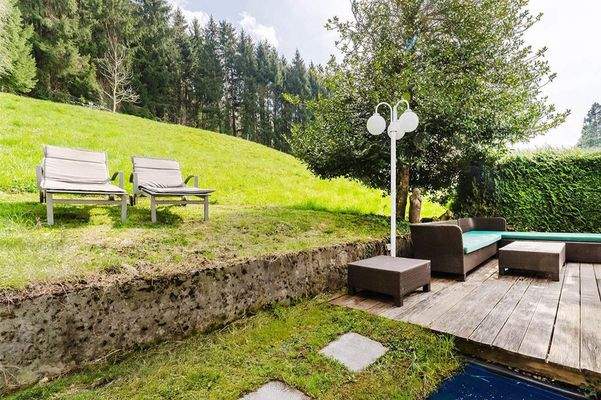 Der ruhige Garten mit liebevoll angelegten Verweilmöglichkeiten