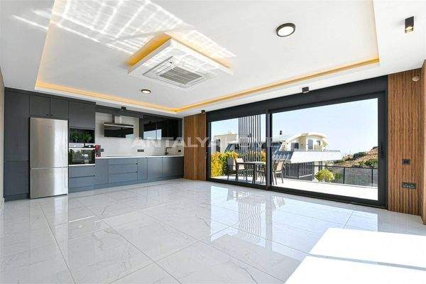 Sea and City-View House with Swimming Pool in Alanya