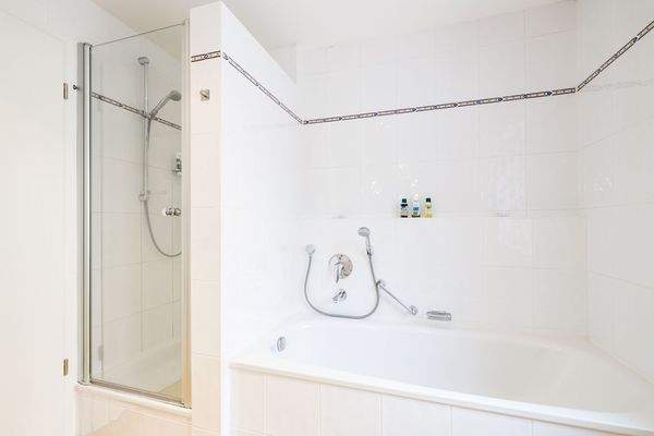 Badewanne und Dusche