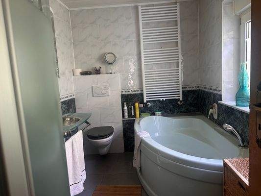 Bad mit Wanne und Dusche