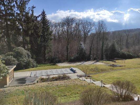 unterer Terrassenbereich mit Pool