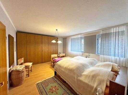 Großes Schlafzimmer im 1. Obergeschoss