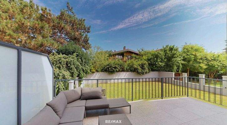 Terrasse mit Blick in den Garten