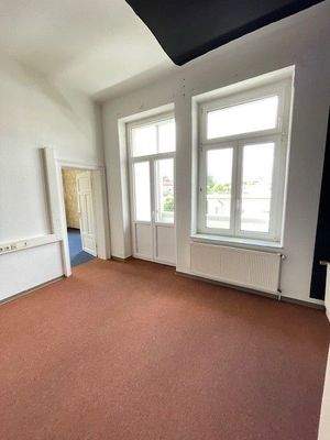 Durchgangszimmer mit großem Balkon