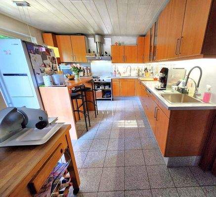 Küche mit Kochinsel und Einbauküche