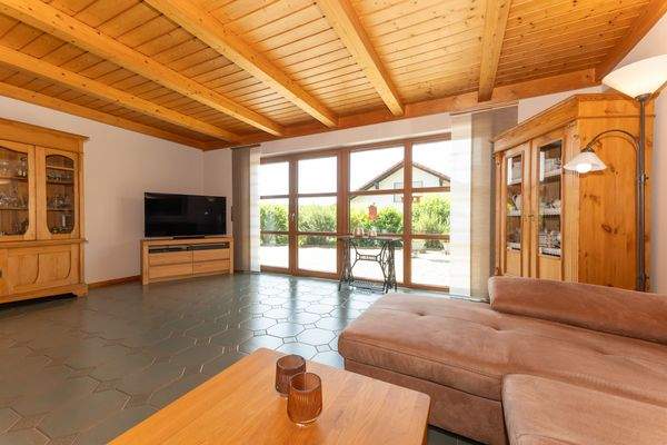 Wohnzimmer mit Blick auf die Terrasse