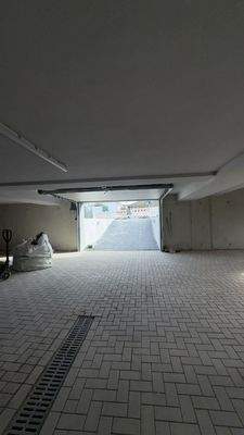 Tiefgarage mit Tor