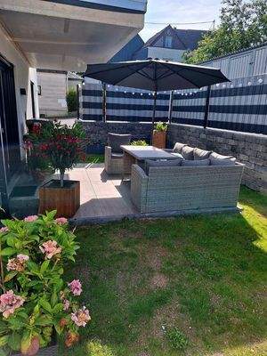 Terrasse mit Aufgang z.Parkpl.