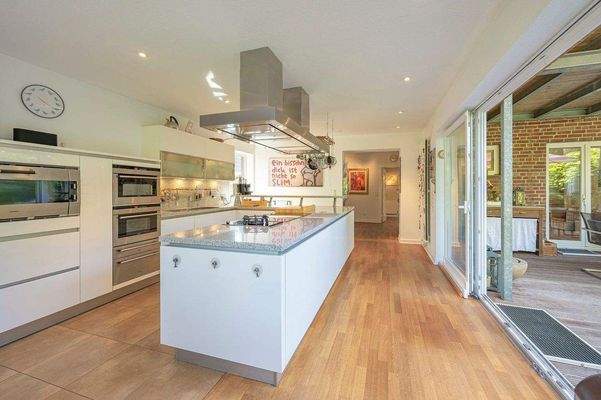 Einbauküche mit Mittelkochblock