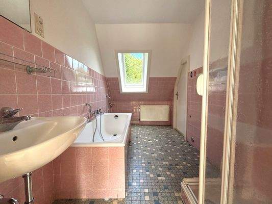 Bad mit Wanne und Dusche