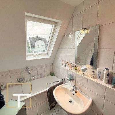 Helles Badezimmer mit Dachfenster