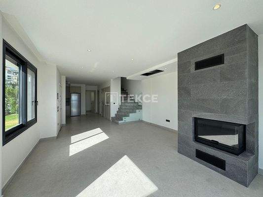 Semi-Detached Houses with Gardens and Pools in Çeşme Reisdere