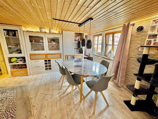 Wohn- und Esszimmer mit Kamin im EG (1)