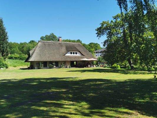 Blick auf das Haus mit Vordergarten