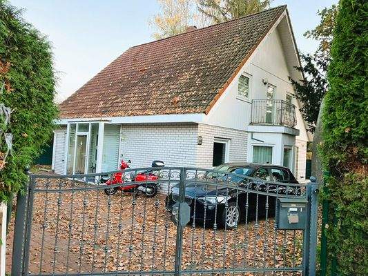 Haus Frontansicht mit dem Stellplatz