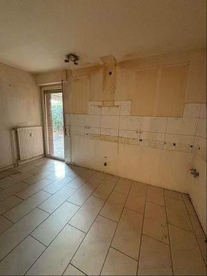 Küche mit Ausgang zum Garten