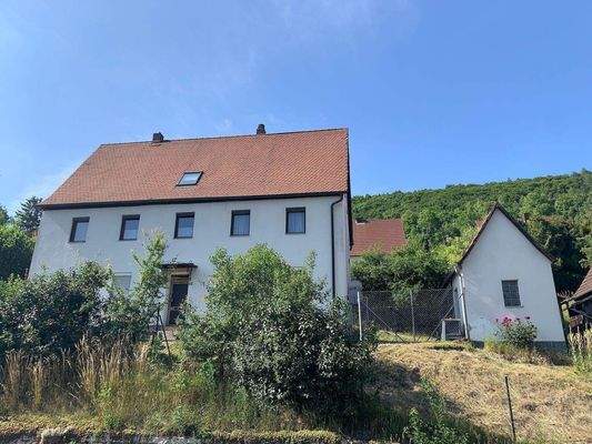 Haus und Schuppen mit Gartendetail 