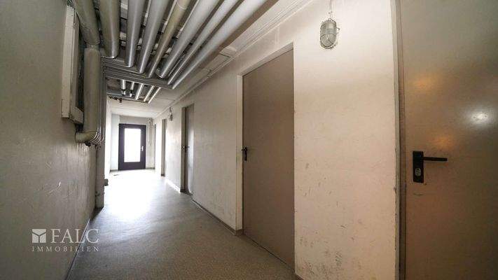 Praktischer Zugang zur Garage und zusätzlichen Stauraum