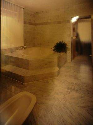 Bild 28 Bad mit Whirpool, Sauna, Vogelaugenahorn n