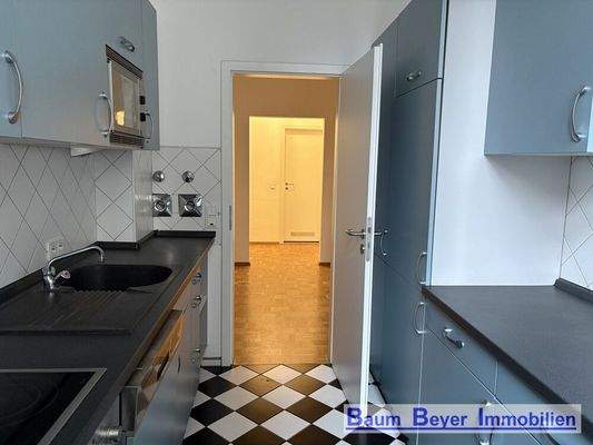 Küche mit Einbauküche