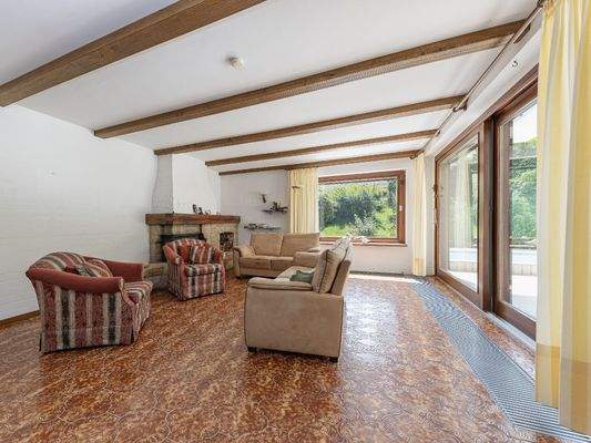 Kaminzimmer mit Terrassenzugang