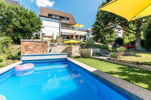 Privater Poolbereich mit Sonnenterrasse und Gartenidylle