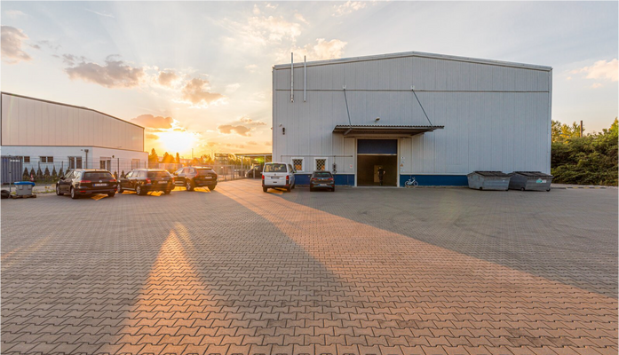 Stirnseite mit Parkplatz.png