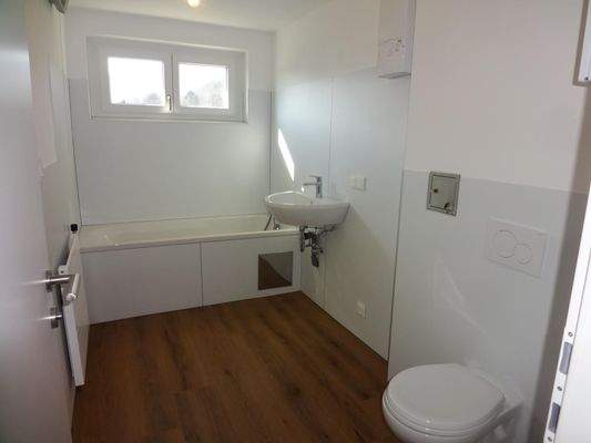 Badezimmer mit Badewanne und WC