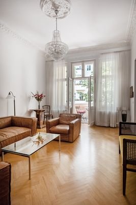 Wohnzimmer mit Zugang zur Loggia