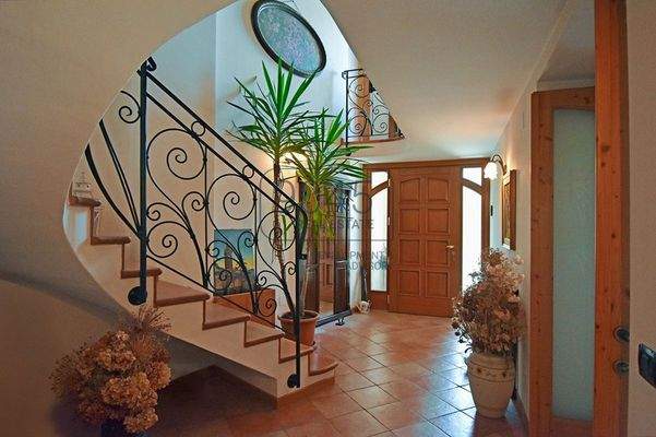 Exklusive Villa mit Panoramablick und großem Grundstück – Ala