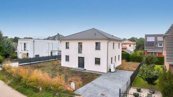 Hausansicht mit Einfahrt 