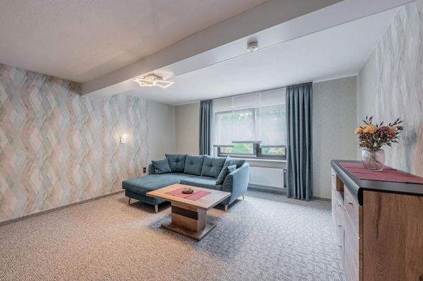 Rechts: Schlaf-/Wohnzimmer (oben)