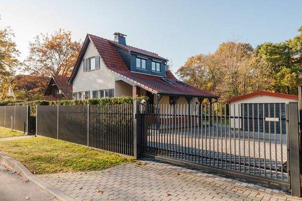 Straßenansicht Einfahrt