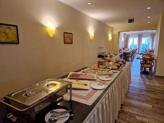 Frühstücksbuffet Perspektive Richtung Frühstücksra