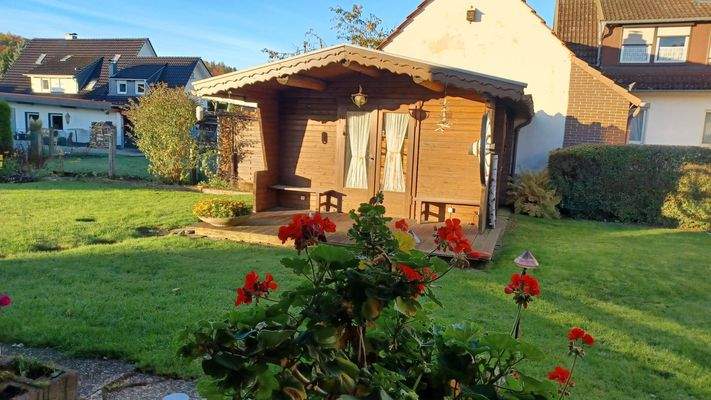 Gartenhaus mit überdachtem Holzdeck