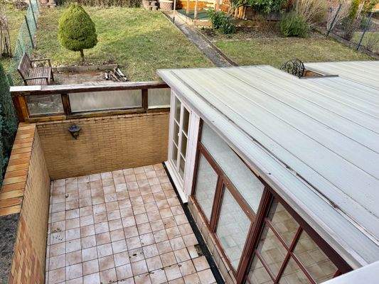 Blick aus OG - Überdachter Hofraum mit Zugang zum Garten