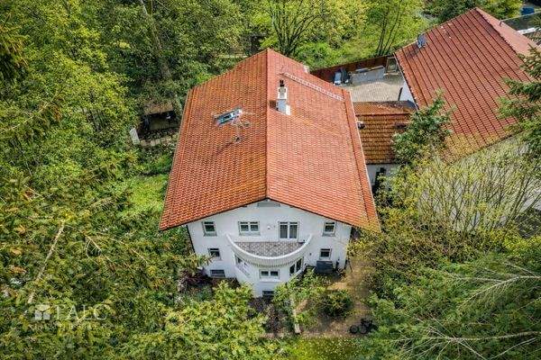 Drohnenaufnahme Gebäude mit Balkon